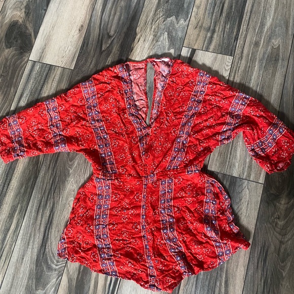 Boho red floral romper with Zipper in the back, has pockets! Size Large - Picture 3 of 6
